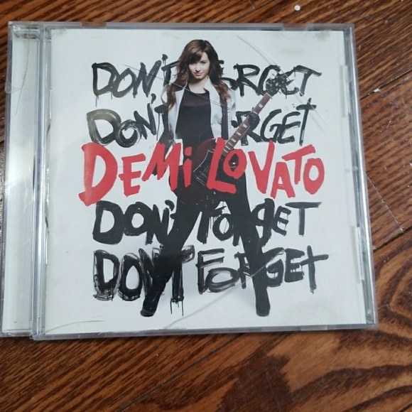 Demi Lovato - Picture 1 of 2